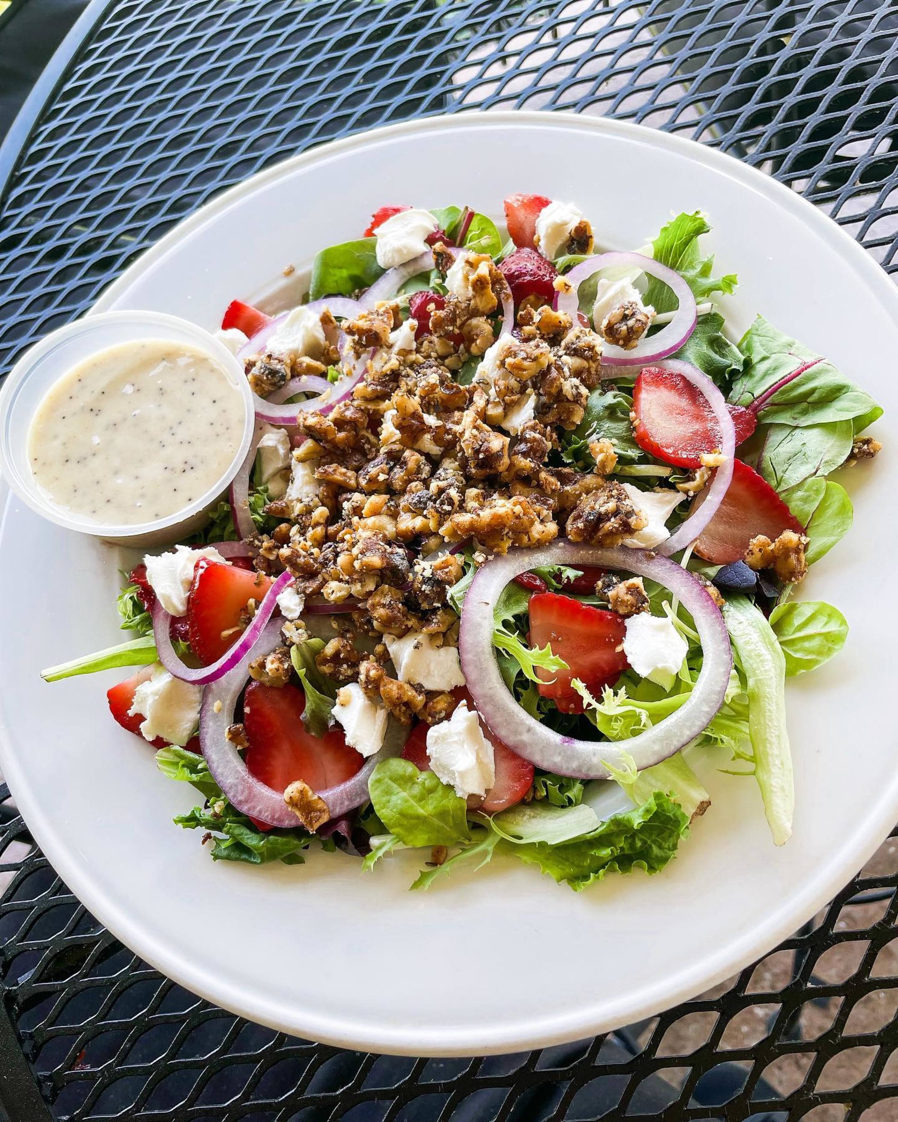 Ensaladas frescas con pastas y/o legumbres preparadas (refrigeradas)