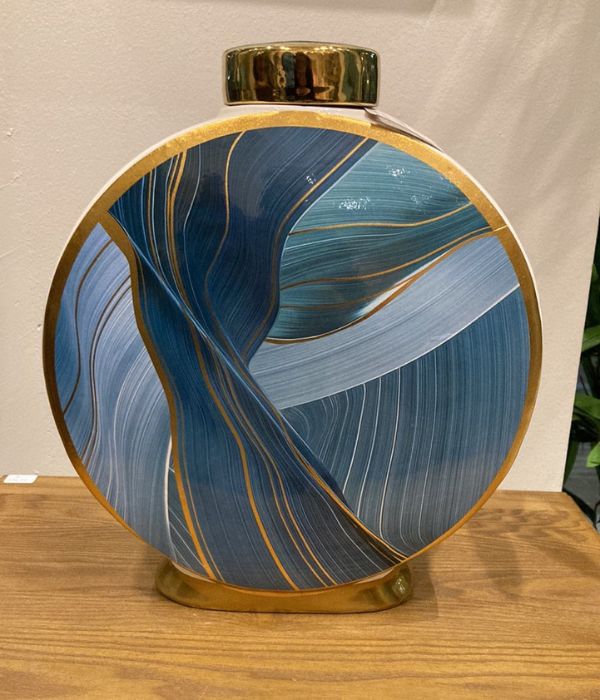 Gold vase with spirit colors