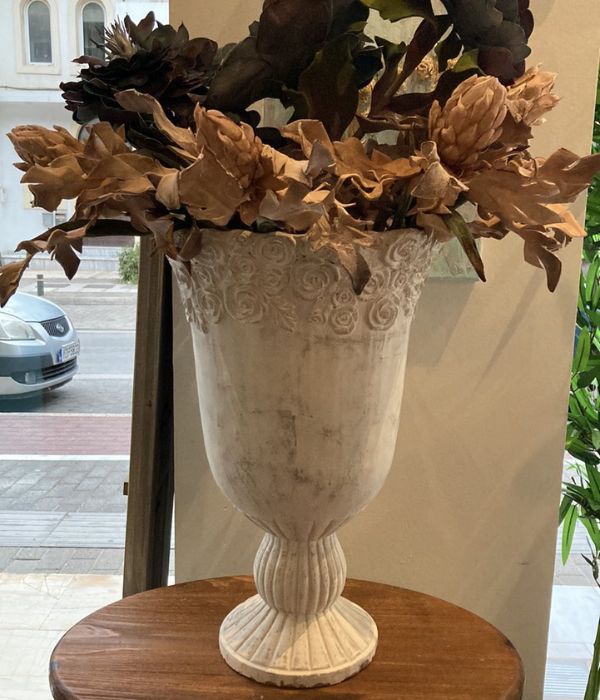 Ceramic vase for decorative flowers