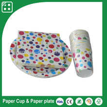 Disposable party paper plates 