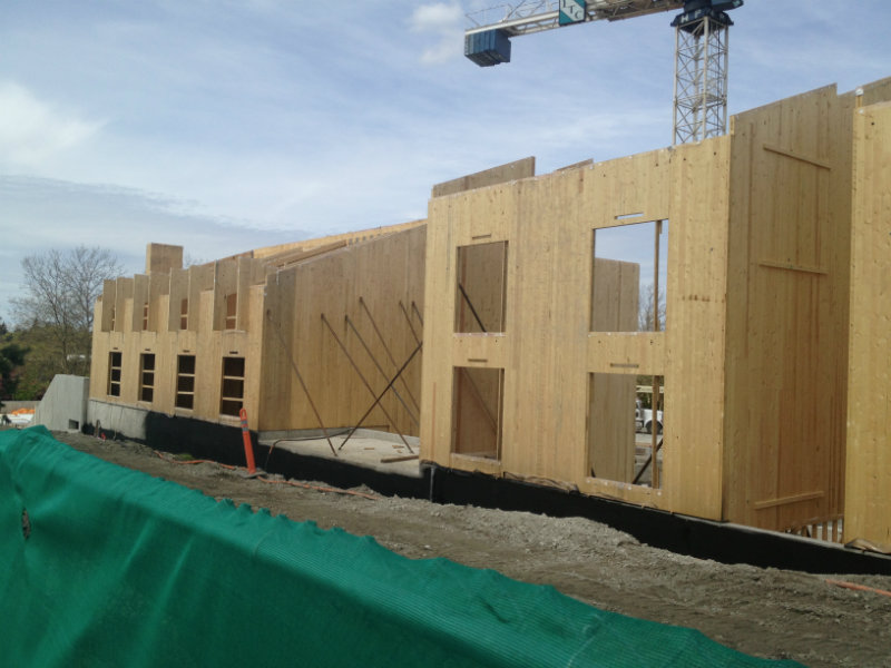 Fabrication de bâtiments préfabriqués ou de leurs éléments, principalement en bois, par exemple,saunas