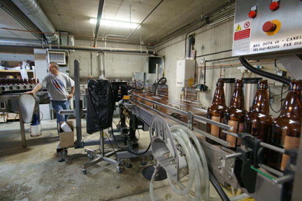 Abfüllen von Bier in Flaschen und Dosen