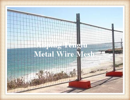 Metalen hek en prikkeldraad voor heknet