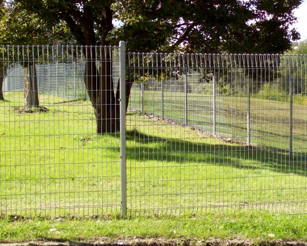 Kerítés és szögesdrót és kerítésháló