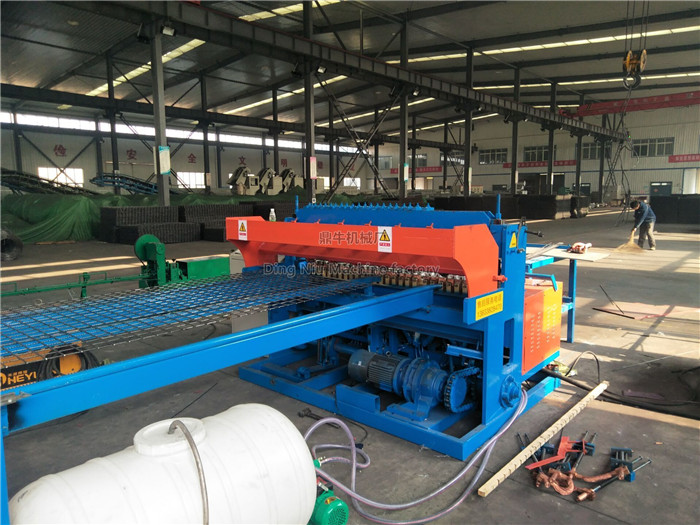 Manual wire threading machine in coal mine